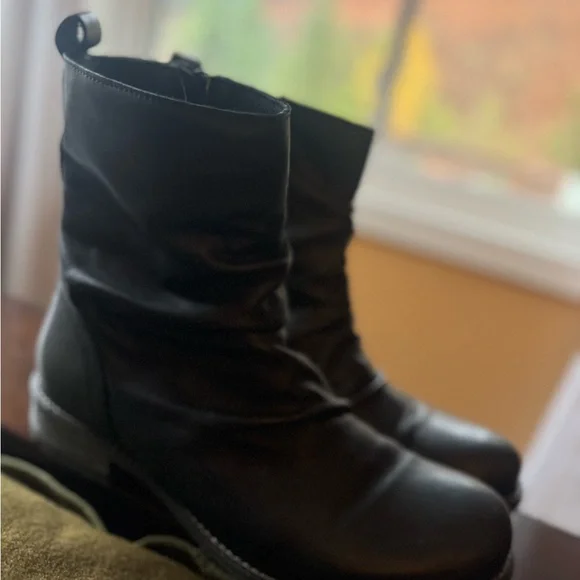 Sleek Black Ankle Boots with Rugged Sole - Picture 3 of 7